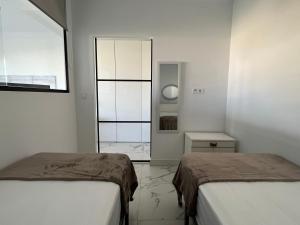biały pokój z 2 łóżkami i oknem w obiekcie Bonito apartamento w Marbelli