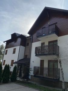 een groot gebouw met balkons aan de zijkant bij Miris tisine in Zlatibor
