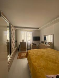 a bedroom with a large yellow bed in a room at VİLLA TADINDA,BAHCELİ MUHTESEM KONUMDA DAİRE in Istanbul