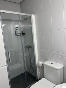 biała łazienka z prysznicem i toaletą w obiekcie Bonito apartamento w Marbelli +13 zdjęć