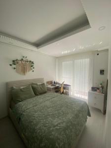 a bedroom with a bed and a desk and a window at VİLLA TADINDA,BAHCELİ MUHTESEM KONUMDA DAİRE in Istanbul