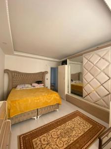 ein Schlafzimmer mit einem Bett und einem großen Spiegel in der Unterkunft VİLLA TADINDA,BAHCELİ MUHTESEM KONUMDA DAİRE in Istanbul