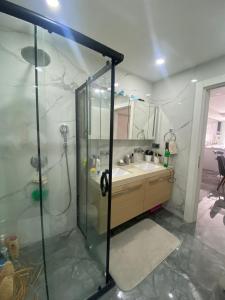 een badkamer met een douche en een wastafel bij VİLLA TADINDA,BAHCELİ MUHTESEM KONUMDA DAİRE in Istanbul