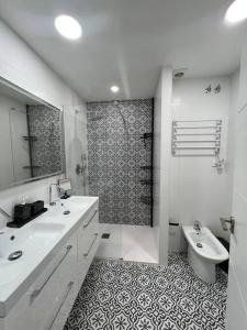 Baño blanco con lavabo y aseo en Costa Ballena - Duplex Playa Lar Beach House, en Costa Ballena