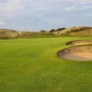 d'une vue aérienne sur un parcours de golf vert avec une surface dangereuse dans l'établissement Dovedale Apartment, à Moreton