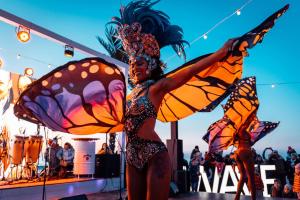 una mujer disfrazada de mariposa actuando en un festival en Wave Międzyzdroje Resort & SPA, en Międzyzdroje