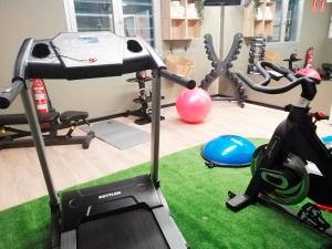Fitness centrum a/nebo fitness zařízení v ubytování Hotel Bed4U Pamplona