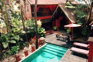 a swimming pool in the courtyard of a house at Tri Yaan Na Ros Colonial House in Chiang Mai