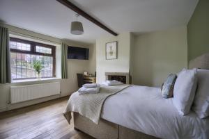 Una cama o camas en una habitación de The New Rushcart Inn & Country Dining