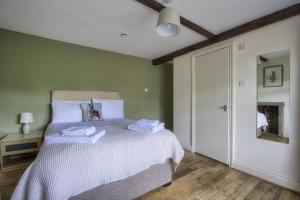 Tempat tidur dalam kamar di The New Rushcart Inn & Country Dining
