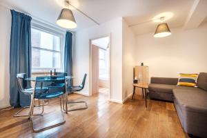 uma sala de estar com uma mesa e um sofá em Oxford Street London by Threstle em Londres mais 45 fotografias