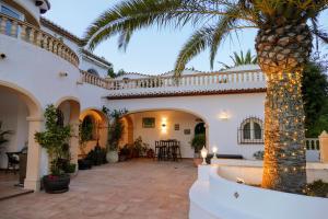 Κήπος έξω από το Villa EntreMarYTierra - piscina privada - climatizada