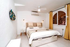 Ένα ή περισσότερα κρεβάτια σε δωμάτιο στο Villa EntreMarYTierra - piscina privada - climatizada +45 φωτογραφίες