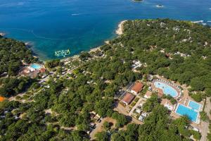 uma vista aérea de um resort junto à água em Borić Mobile Homes in Bijela Uvala and Zelena Laguna em Porec
