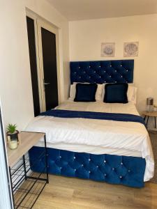 A bed or beds in a room at Private Studio Outhouse near Heathrow- Free Parking