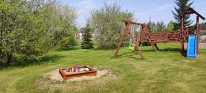 Lasten leikkialue majoituspaikassa Gościniec Mazurek , Domek drewniany 1