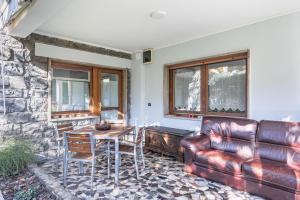 una sala de estar con un sofá y una mesa en Appartamento La Palma, en Darfo Boario Terme 12 fotos más