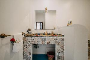 A bathroom at Riad karim