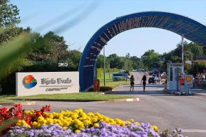 un parco con un arco blu e fiori in strada di Borić Mobile Homes in Bijela Uvala and Zelena Laguna a Poreč (Parenzo)