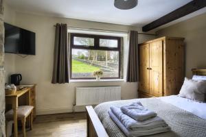 1 dormitorio con cama y ventana en The New Rushcart Inn & Country Dining, en Sowerby Bridge