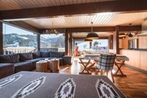 L'ivresse du Mont-Blanc في سان جيرفيه ليه بان: غرفة معيشة مع أريكة وطاولة