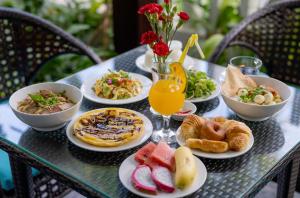 uma mesa com pratos de comida e bebidas em Nam An Mama Villa Hoi An em Hoi An