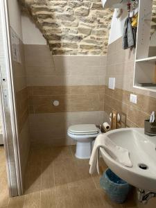 łazienka z toaletą, umywalką i wanną w obiekcie La Tavernetta w mieście Pietra Montecorvino