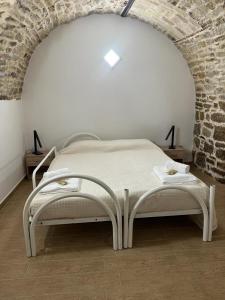 łóżko w pokoju z ceglaną ścianą w obiekcie La Tavernetta w mieście Pietra Montecorvino
