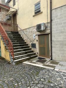 un escalier en face d'un bâtiment dans l'établissement La Tavernetta, à Pietra Montecorvino