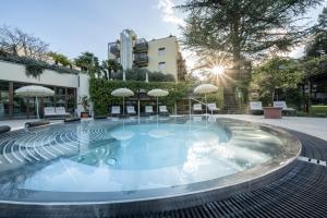 Bazén v ubytování Hotel Mignon Meran Park & Spa nebo v jeho okolí
