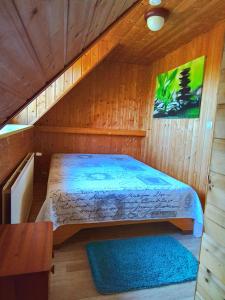 a small room with a bed in a cabin at Haus im Wind in Putbus