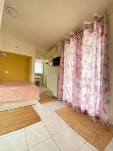 سرير أو أسرّة في غرفة في Private Apt. Acropolis View. Top Floor. Koukaki