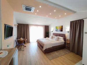ein Hotelzimmer mit einem Bett und einem TV in der Unterkunft Apartments Jakšić in Trogir