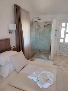 una camera con letto e doccia in vetro di Apartments Jakšić a Trogir