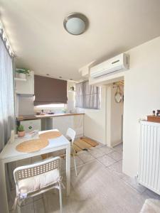 مطبخ أو مطبخ صغير في Private Apt. Acropolis View. Top Floor. Koukaki