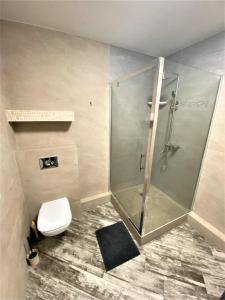 a bathroom with a shower and a toilet at FlatService Апартаменти в сучасному ЖК Parklend in Kyiv