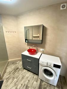 a laundry room with a washing machine and a sink at FlatService Апартаменти в сучасному ЖК Parklend in Kyiv