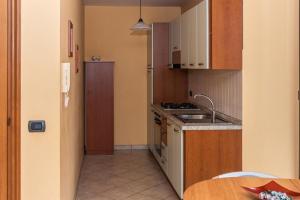 Cuisine ou kitchenette dans l'établissement Fontanarosa Residence