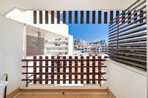 een balkon met uitzicht op de stad bij Downtown Poet´s Apartment in Faro