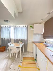 مطبخ أو مطبخ صغير في Private Apt. Acropolis View. Top Floor. Koukaki
