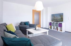 - un salon avec un canapé et une table dans l'établissement Apartmenthaus Tiemann Wohnung 3, à Kellenhusen