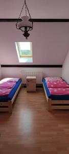 um quarto com 2 camas e uma janela em Gościniec Mazurek em Giżycko
