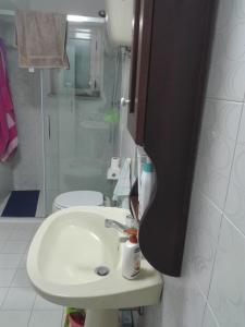 La salle de bains est pourvue d'un lavabo et d'une douche. dans l'établissement Il Limoneto 3, casa vacanze Parghelia-Tropea, à Parghelia