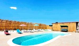 Swimmingpoolen hos eller tæt på Sa Pramma