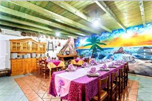 En restaurant eller et andet spisested på Sa Pramma