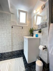 حمام في Private Apt. Acropolis View. Top Floor. Koukaki