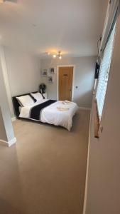 ein Schlafzimmer mit einem großen Bett in einem Zimmer in der Unterkunft Deepcut Lodge Bed & Breakfast in Camberley