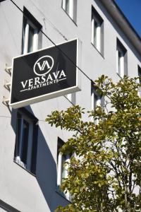 een bord aan de zijkant van een gebouw bij Versava Apartments in Wenen