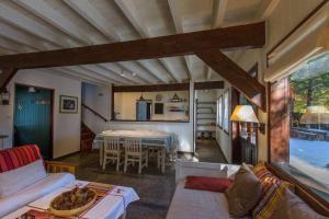 un soggiorno con tavolo e una sala da pranzo di Villa La Angostura - El Encuentro: Un lugar soñado a Villa La Angostura
