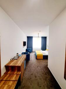 Habitación de hotel con 1 dormitorio y 1 cama en RaAy en Brăila